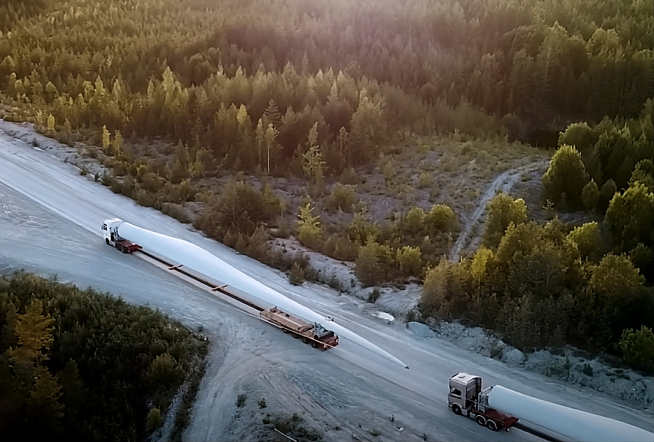 HCL Express convoy transporting wind turbine blades